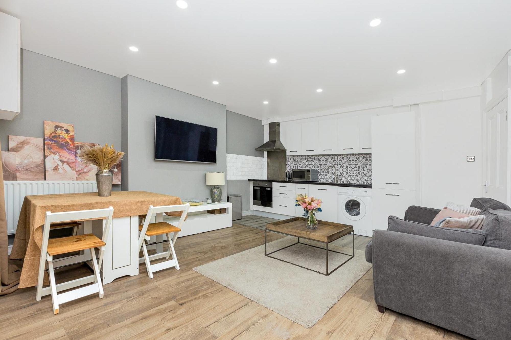2br Flat In Kensington, 2 Mints Earl's Court Tube *